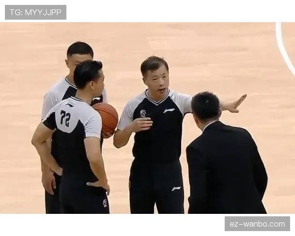进攻犯规判定要点:推动、阻挡与位移的裁判标准 进攻犯规判定要点:推动、阻挡与位移的裁判标准